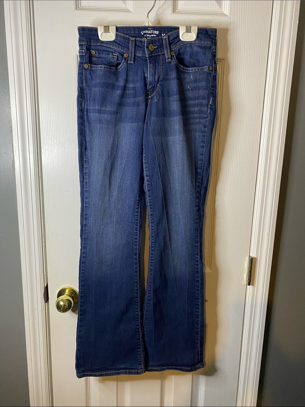 Levis Strauss Women's Flare Jeans in Dark Blue Wash Size 4.